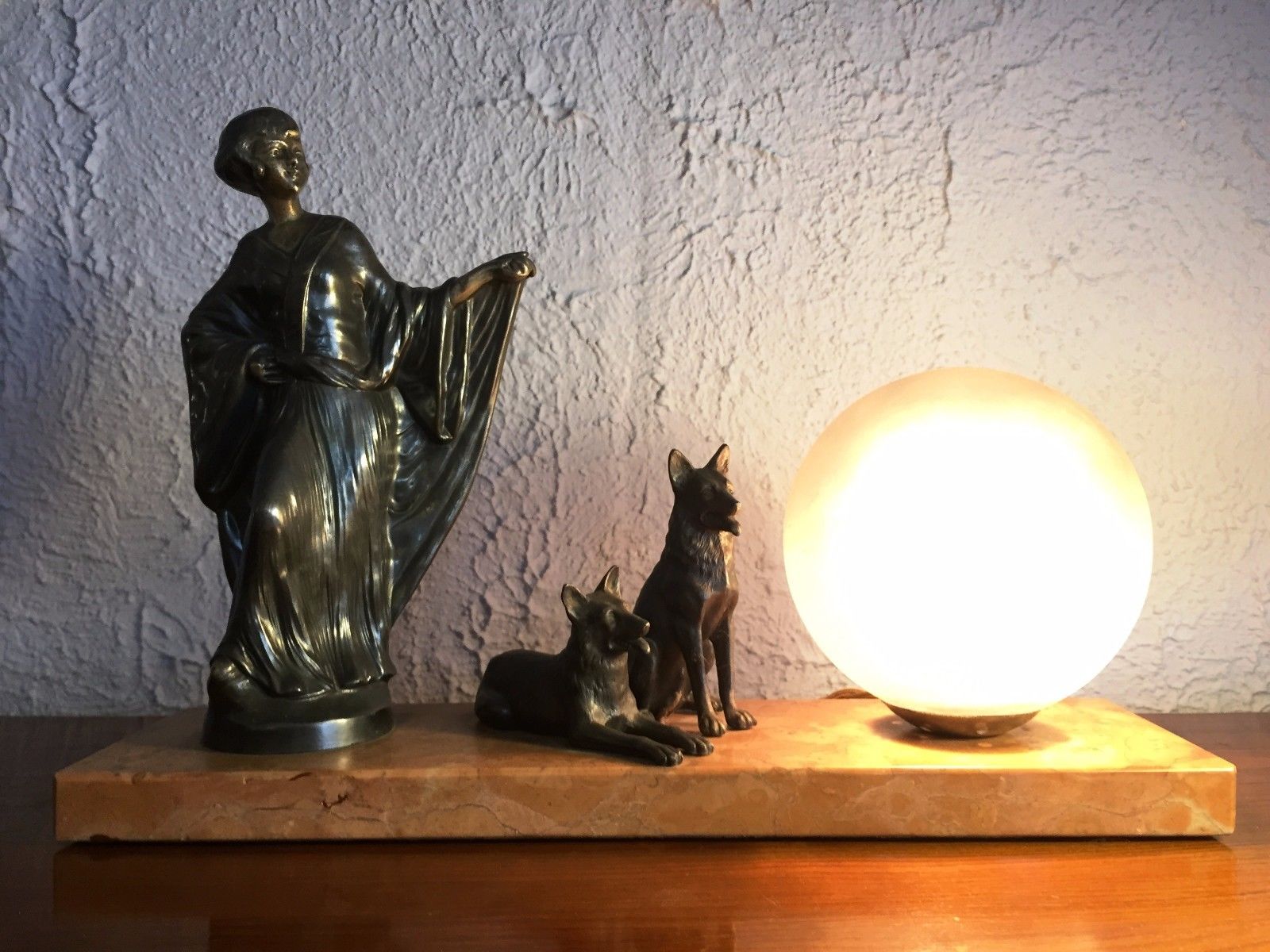 Les plus belles lampes Art Déco : la femme à l